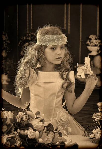 Vintage bonito menina em um vestido de princesa branca — Fotografia de Stock