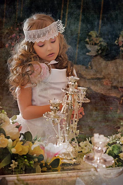 Vintage linda chica en un vestido de princesa blanca — Foto de Stock