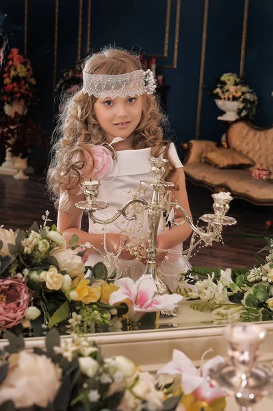 Vintage söt flicka i en vit prinsessklänning — Stockfoto
