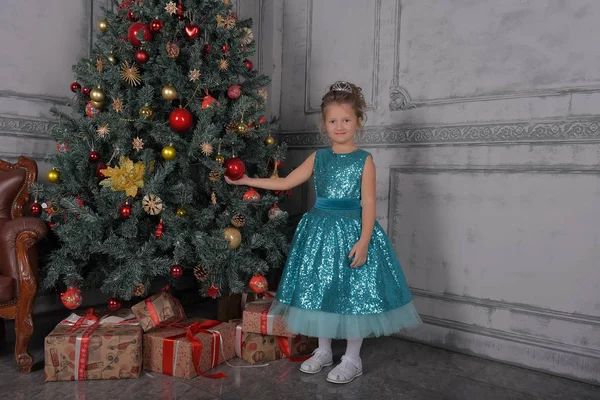 Petite fille dans une robe élégante de la couleur de la mer vague esprit — Photo