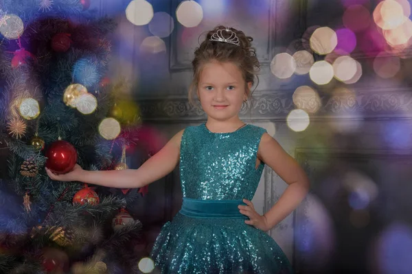 海の波ウィットの色のエレガントなドレスを着た小さな女の子 — ストック写真