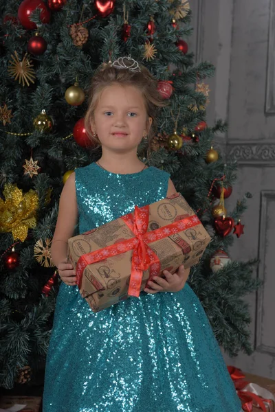 Niña en un elegante vestido del color de la onda del mar ingenio — Foto de Stock