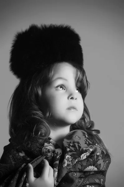 Flicka i en rysk halsduk och en päls hatt-vinter ryska Vintage s — Stockfoto