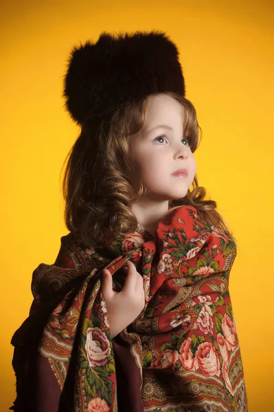 Muchacha en una bufanda rusa y un sombrero de piel - invierno ruso vintage s —  Fotos de Stock