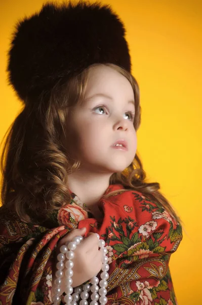Dívka v ruském šálu a kožešinová čepice-zimní ročka — Stock fotografie