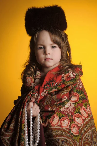 Menina em um cachecol russo e um chapéu de pele - inverno russo vintage s — Fotografia de Stock