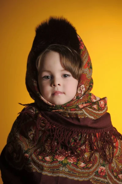 Mädchen in einem russischen Schal und einer Pelzmütze - Winter russischen Vintage s — Stockfoto