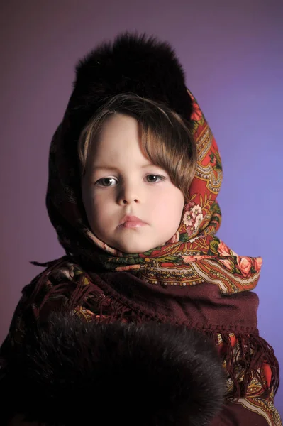 Menina em um cachecol russo e um chapéu de pele - inverno russo vintage s — Fotografia de Stock