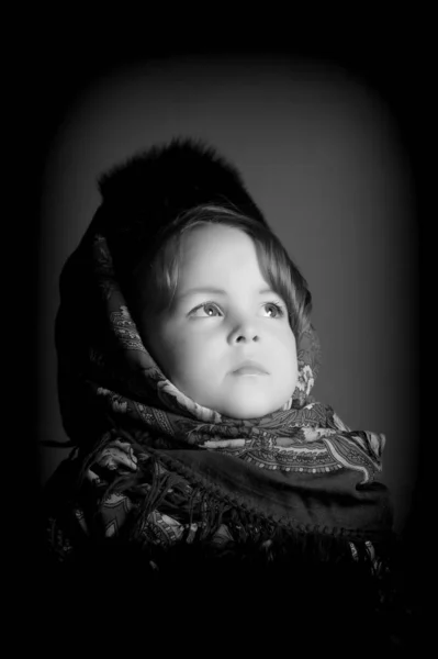 Muchacha en una bufanda rusa y un sombrero de piel - invierno ruso vintage s — Foto de Stock
