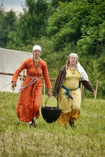 Russia, St. Petersburg 23.06.2012 Women in Viking clothes carry — Stock Photo, Image