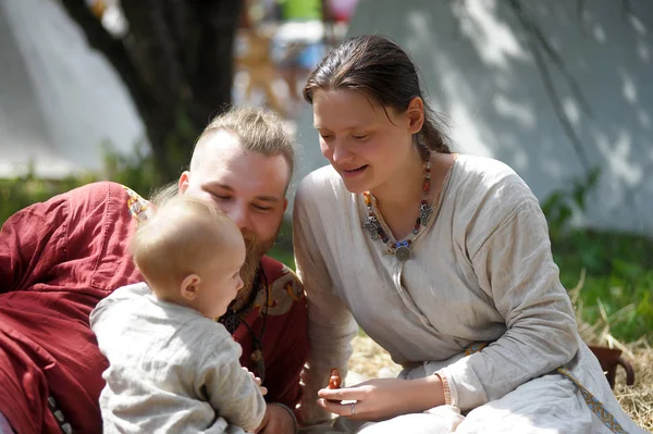 Family with a child in medieval clothes at the historical recons — ストック写真