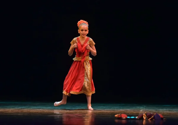 Oroszország Szentpétervár 2019 Indiai Klasszikus Tánc Gyerekek Színpadon Gyermektánc Kollektíva — Stock Fotó