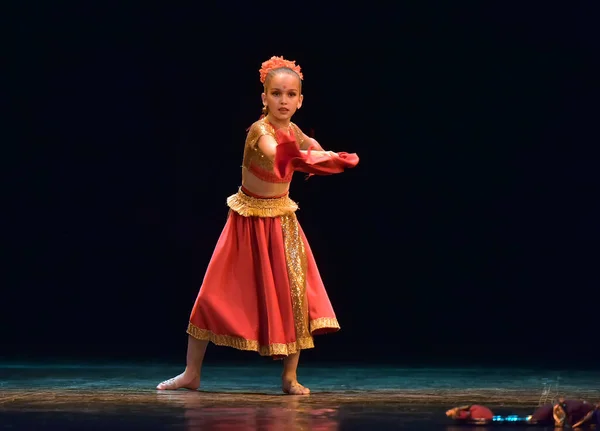 Oroszország Szentpétervár 2019 Indiai Klasszikus Tánc Gyerekek Színpadon Gyermektánc Kollektíva — Stock Fotó