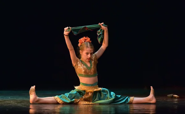 Rosja Sankt Petersburg 2019 Indyjski Taniec Klasyczny Dzieci Scenie Przedstawienie — Zdjęcie stockowe