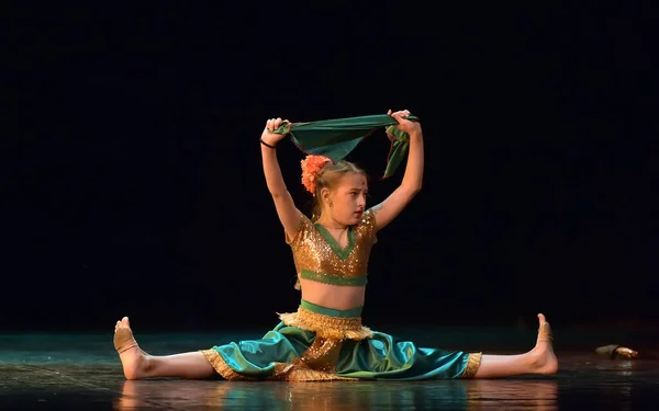 ロシア サンクトペテルブルク16 2019インドの古典舞踊 舞台上の子供たち ホワイト ナイト フェスティバルでの子供のダンス コレクティブのパフォーマンス — ストック写真