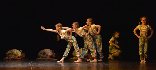 Rosja Sankt Petersburg 2019 Przedstawienie Dziecięcego Zespołu Tanecznego Festiwalu Kreatywności — Zdjęcie stockowe