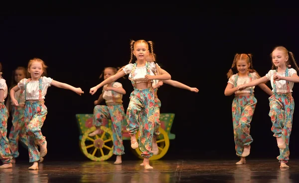 ロシア サンクトペテルブルク16 2019創造性のホワイトナイトフェスティバルでの子供のダンスコレクティブのパフォーマンス — ストック写真