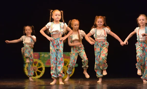 Rosja Sankt Petersburg 2019 Przedstawienie Dziecięcego Zespołu Tanecznego Festiwalu Kreatywności — Zdjęcie stockowe
