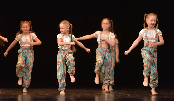 俄罗斯圣彼得堡2019年6月16日在白夜创意节期间儿童舞蹈团的表演 — 图库照片