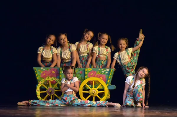 Oroszország Szentpétervár 2019 Gyermektánc Kollektíva Előadása Fehér Éjszakák Kreativitás Fesztiválon Stock Fotó