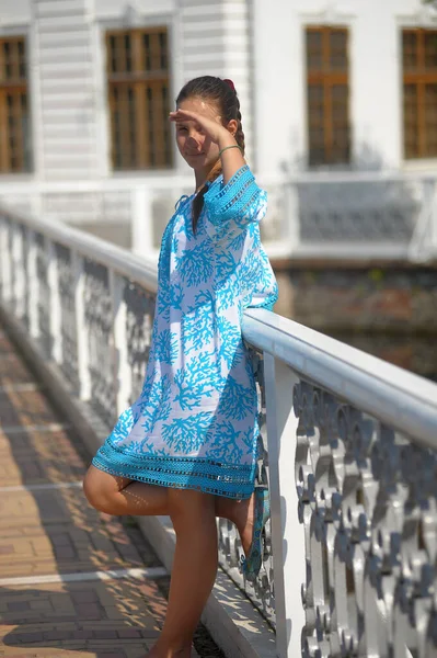 Joven Adolescente Vestido Azul Verano Cerca Barandilla Blanca — Foto de Stock