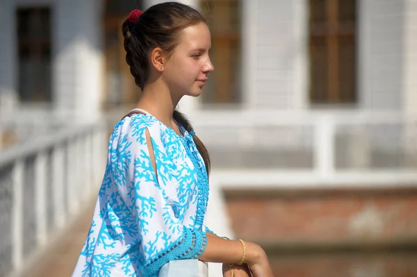 Молодая Девушка Подросток Синем Платье Летом Возле Белых Перил — стоковое фото