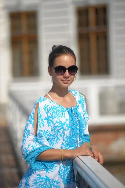 Joven Adolescente Vestido Azul Gafas Sol Verano Parque — Foto de Stock