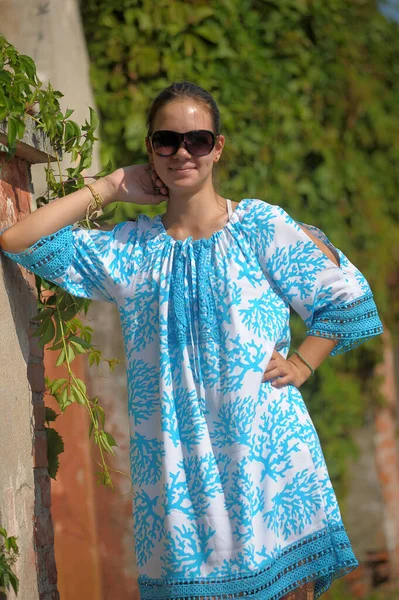 Jovem Adolescente Menina Vestido Azul Óculos Sol Verão Parque — Fotografia de Stock
