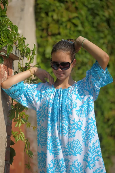 Fiatal Tinédzser Lány Kék Ruhában Napszemüvegben Nyáron Parkban — Stock Fotó