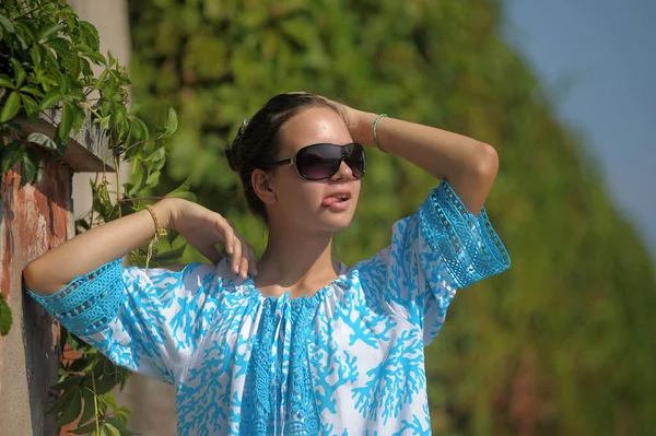 Yazın Parkta Mavi Elbiseli Güneş Gözlüklü Genç Kız — Stok fotoğraf