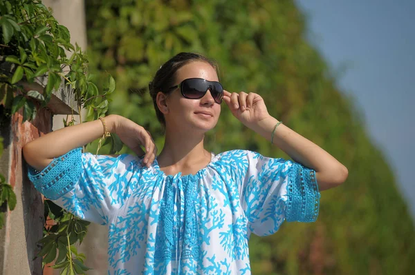 Jovem Adolescente Menina Vestido Azul Óculos Sol Verão Parque — Fotografia de Stock