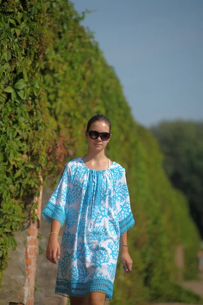 Junges Teenager Mädchen Blauem Kleid Und Sonnenbrille Sommer Park — Stockfoto