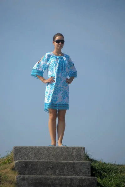 Jovem Adolescente Menina Vestido Azul Óculos Sol Verão Parque — Fotografia de Stock