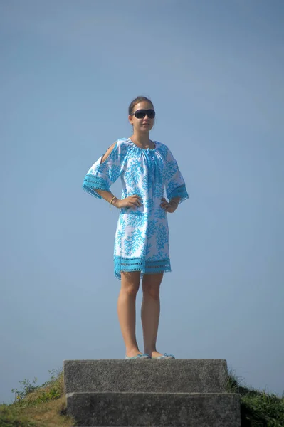 Jovem Adolescente Menina Vestido Azul Óculos Sol Verão Parque — Fotografia de Stock