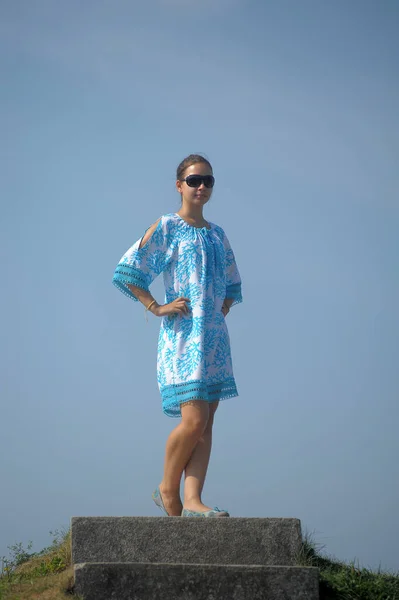 公園で夏に青いドレスとサングラスをした10代の少女 — ストック写真