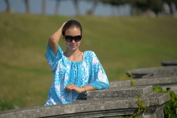Joven Adolescente Vestido Azul Gafas Sol Verano Parque — Foto de Stock
