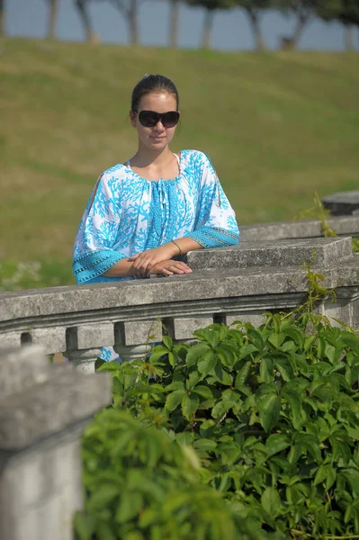 Joven Adolescente Vestido Azul Gafas Sol Verano Parque —  Fotos de Stock