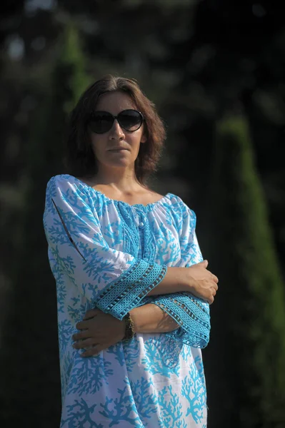 Jovem Mulher Vestido Azul Óculos Sol Verão Parque — Fotografia de Stock