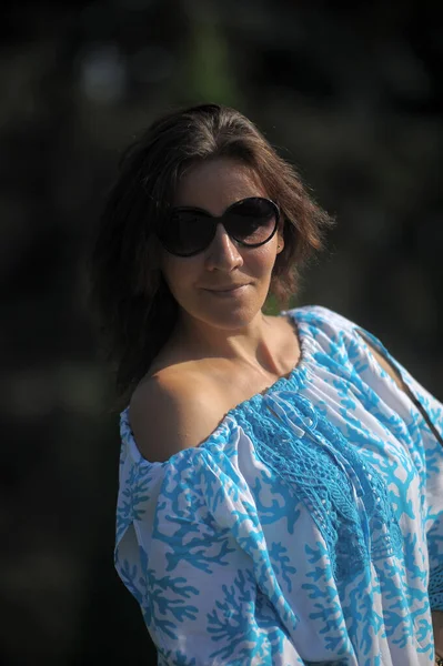 Junge Frau Blauem Kleid Und Sonnenbrille Sommer Park — Stockfoto