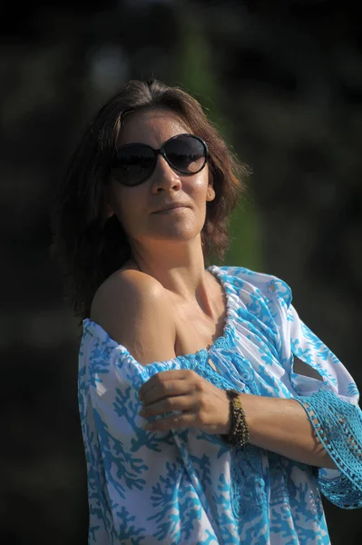 Yazın Parkta Mavi Elbiseli Güneş Gözlüklü Genç Bir Kadın — Stok fotoğraf