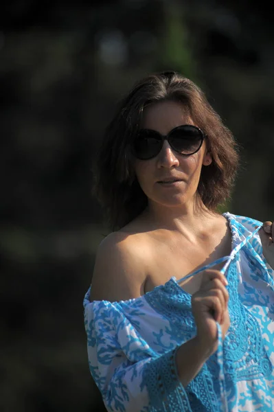 Jovem Mulher Vestido Azul Óculos Sol Verão Parque — Fotografia de Stock