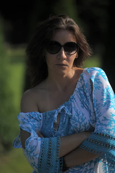 Jovem Mulher Vestido Azul Óculos Sol Verão Parque — Fotografia de Stock