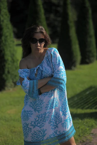 Mujer Joven Vestido Azul Gafas Sol Verano Parque — Foto de Stock