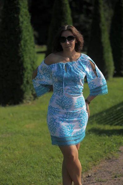 Jovem Mulher Vestido Azul Óculos Sol Verão Parque — Fotografia de Stock