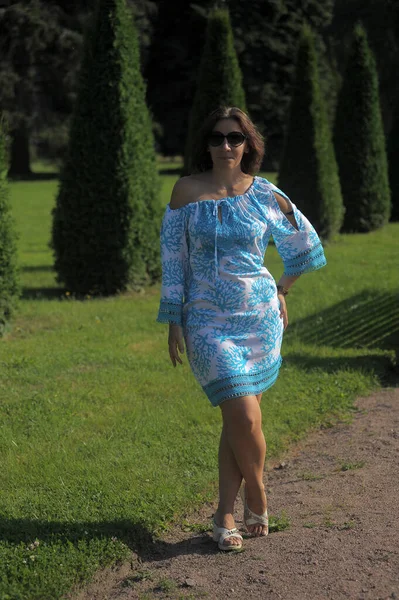Mujer Joven Vestido Azul Gafas Sol Verano Parque — Foto de Stock