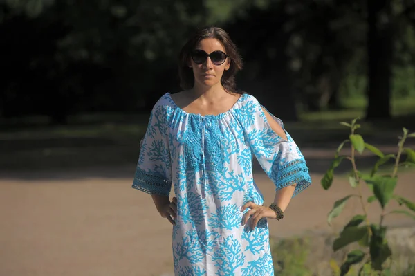 Jovem Mulher Vestido Azul Óculos Sol Verão Parque — Fotografia de Stock