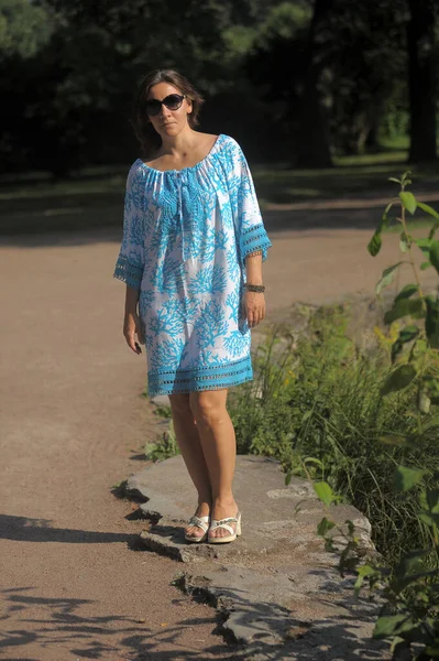 Mujer Joven Vestido Azul Gafas Sol Verano Parque —  Fotos de Stock