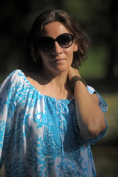 Jeune Femme Robe Bleue Lunettes Soleil Été Dans Parc — Photo