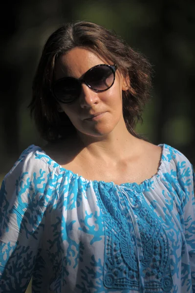 Jovem Mulher Vestido Azul Óculos Sol Verão Parque — Fotografia de Stock