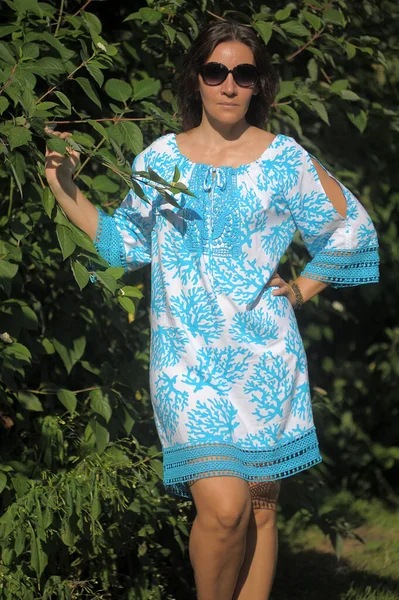 Mujer Joven Vestido Azul Gafas Sol Verano Parque — Foto de Stock